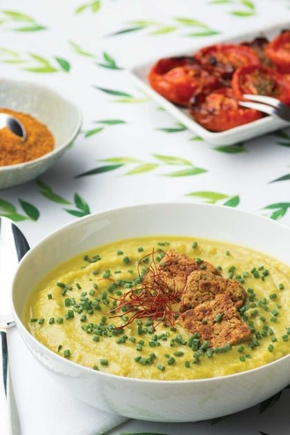 Asparagus that recover soup with crisp